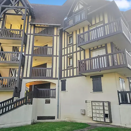 Un Souffle Marin Dans Ce F2 A * Cabourg