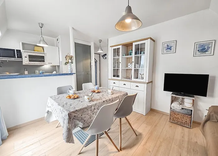 Un Souffle Marin Dans Ce F2 à Cabourg